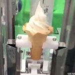 No te imaginas quien despacha en esta heladería de Japón