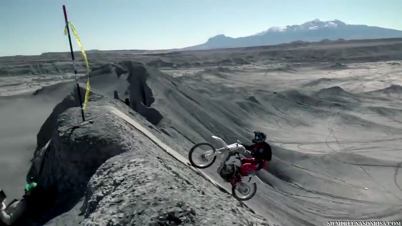 Impresionante salto con moto y paracaídas