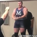 Ojo al brazo izquierdo de este hombre.