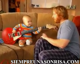 Bebé tocando la guitarra