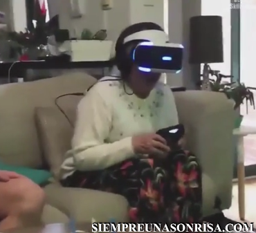 Abuela prueba gafas de realidad virtual