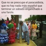 paracaidista enganchado farola