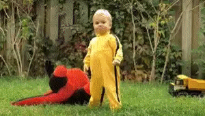 Bebe Bruce Lee-Pikachu-Kill Bill le da gran paliza a Dragón de peluche
