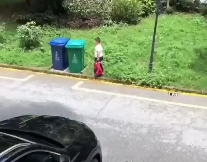 Este niño es el puto amo tirando la basura de casa