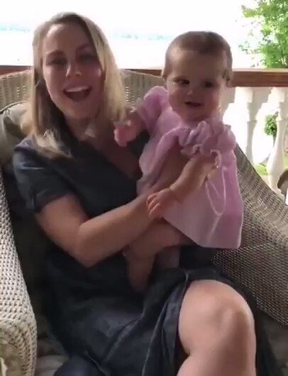 Esta bebé se come a su mamá