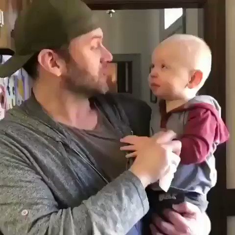 Bebé tratando de hacer Beatbox con su padre