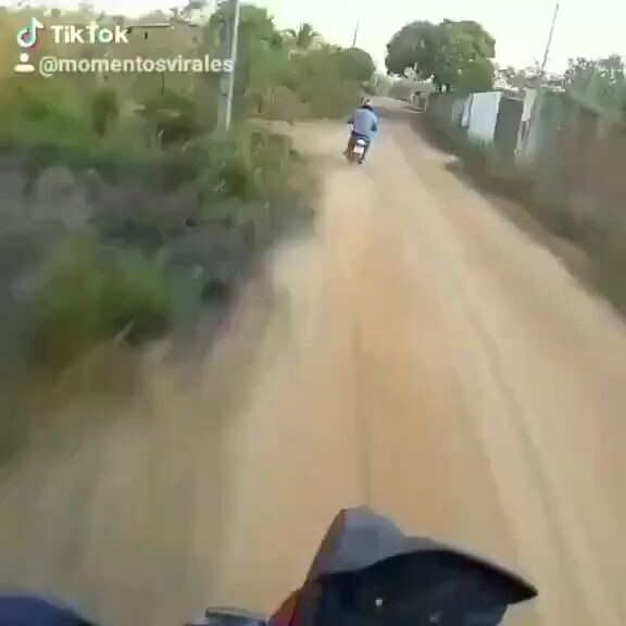 videos hombres volando caidas motos tik tok humor fail miniatura